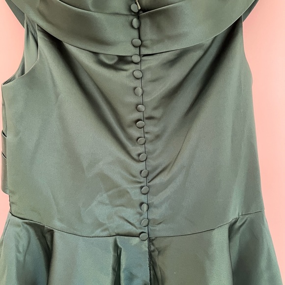 NWT, beautiful green satin retro gown - Picture 6 of 11